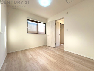 明るい色合いのフローリングとクロスを使用した洋室は家具やインテリアとも調和しやすく空間が広く感じられ開放感を生み出します。自然光を効果的に反射し、室内を明るく保つため、日中の照明使用を抑えられます。