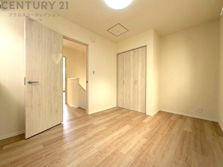 創造性や成長を促す遊びの空間を提供。学習や趣味に集中できる環境を整えます。個別のプライベートスペースは自己表現と自立心を育み、心地よい睡眠環境を整えリラックスできる場所を提供。
