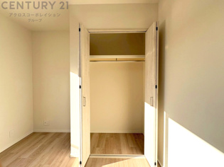 衣類やアクセサリー、小物類の収納が便利で整理整頓がしやすく、部屋の美観を保ちつつ、スペースを最大限に活用できます。衣服のしわやダメージを防ぎ、長持ちさせることができます。
