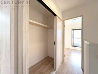 衣類やアクセサリー、小物類の収納が便利で整理整頓がしやすく、部屋の美観を保ちつつ、スペースを最大限に活用できます。衣服のしわやダメージを防ぎ、長持ちさせることができます。