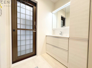 衣服の収納や脱ぎ着や整理整頓がしやすく、湿った衣類を乾燥させるスペースがありカビや臭いの発生を防ぎます。床の汚れを他の部屋に持ち込まず清潔を保つことができます。また快適な入浴環境の整備にも役立ちます。