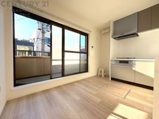 リビングダイニングは家族や友人とのコミュニケーションを楽しむ場所でくつろぎながら食事や会話を楽しめ、多目的に利用できリラックスできる空間です。家庭内の中心として機能し、快適な生活をサポートします。