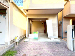 車庫付き　天井があり、雨風から愛車を守ってくれます。
