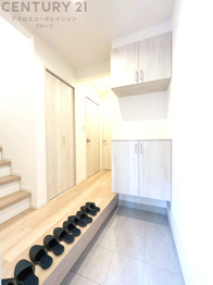 大きな玄関収納付きの玄関です　家族皆様の履物をしっかり収納できます
