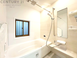 ユニットバスは省スペースでありながら、シンプルな設計と使いやすさを備え、簡便なメンテナンスが可能です。大きな窓付きで換気にも便利です。またミラー・小物置き場もあり便利です。
