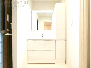 化粧品や洗顔料、歯ブラシなどの必需品をまとめて置ける収納スペースがあり、使用するたびに取り出す手間が省けます。また、水回りのため、濡れても大丈夫な素材が使用されており、お手入れが簡単です。