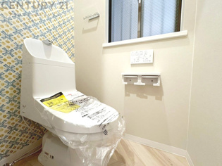 温水洗浄便座付トイレは温水洗浄機能により、暖かい水でおしりを洗浄することができ、冷たい水を使う従来の便座に比べ、温水洗浄機能で暖かいトイレを提供し、快適な使用を可能にします。
