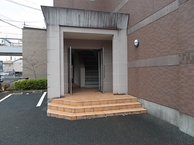 プラティークのエントランス|防犯カメラ付きのエントランス〇