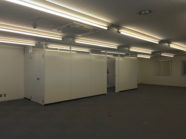 甲田ビルのエントランス