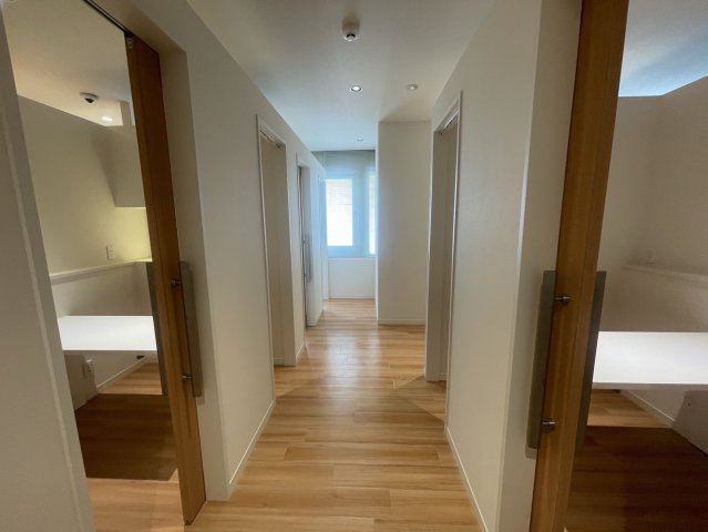 米新ビルの内装|通路左側手前