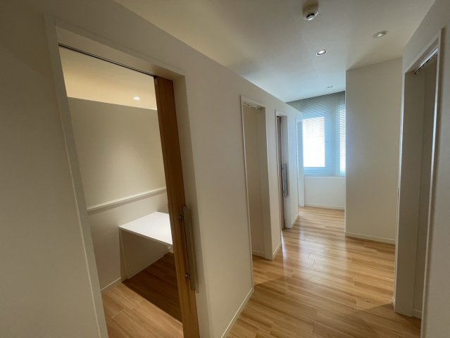 米新ビルの内装|通路左側手前