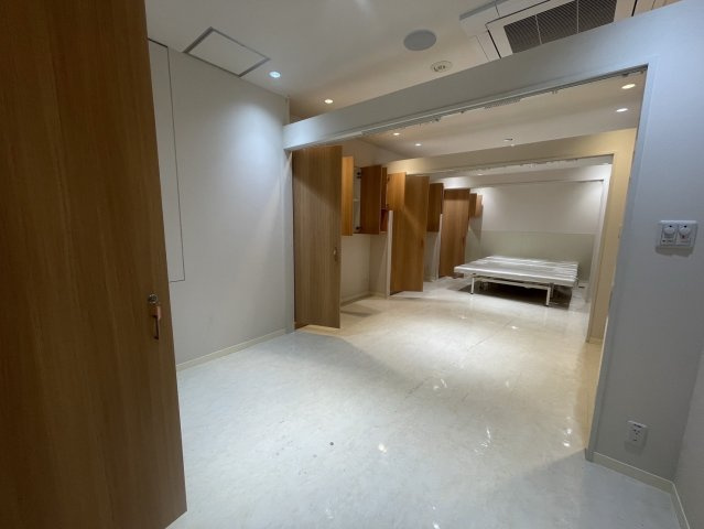 米新ビルの内装|通路右側奥