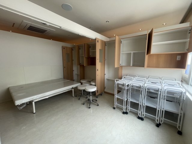 米新ビルの内装|通路左真ん中