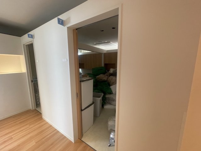 米新ビルの内装|通路左真ん中