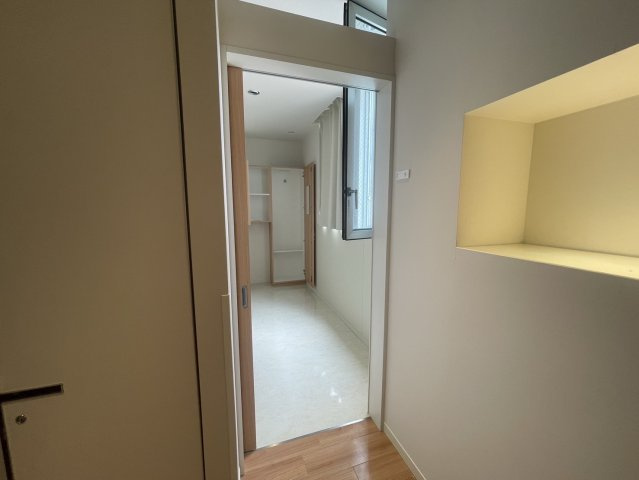 米新ビルの内装|通路左側奥