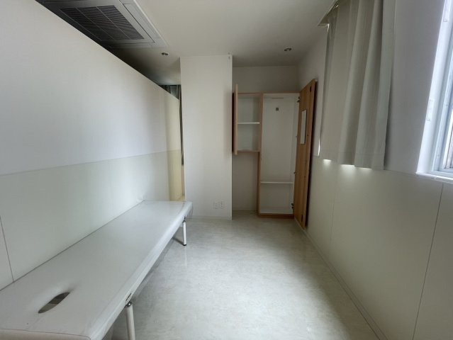 米新ビルの内装|通路左側奥