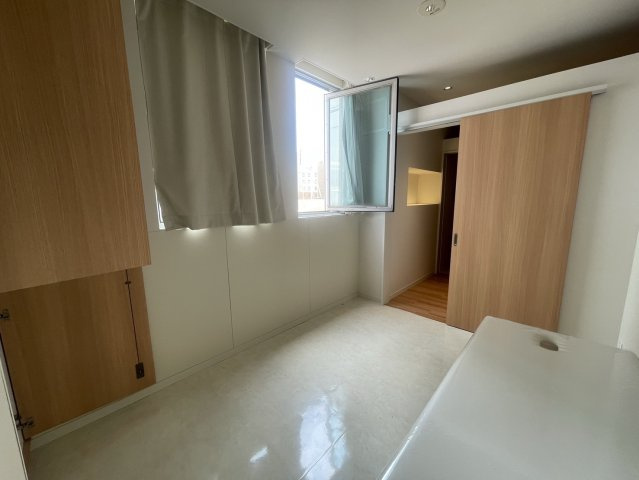 米新ビルの内装|通路左側奥