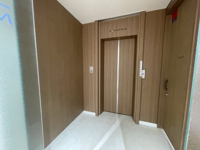 米新ビルのエントランス