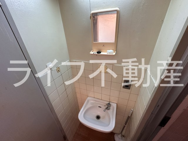 クオリティ俊徳の独立洗面台|明るい洗面所です