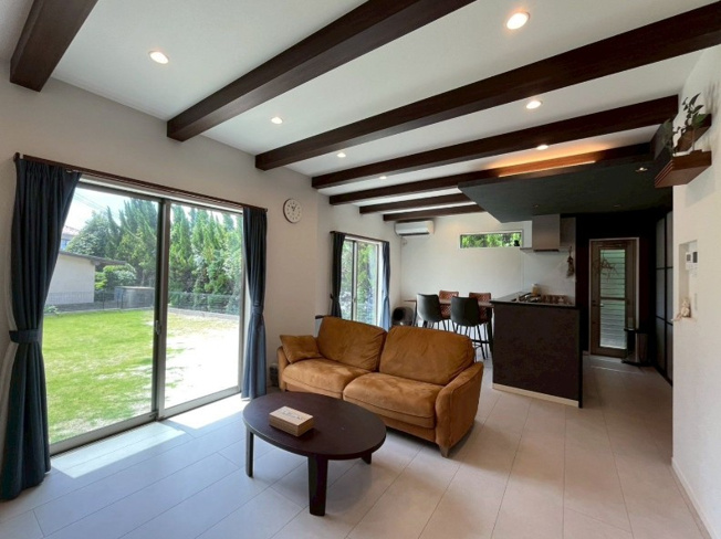 【居間・リビング】 | 今津ガレージ付き平屋住宅