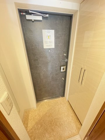 HRフロントリーガル難波WESTの玄関