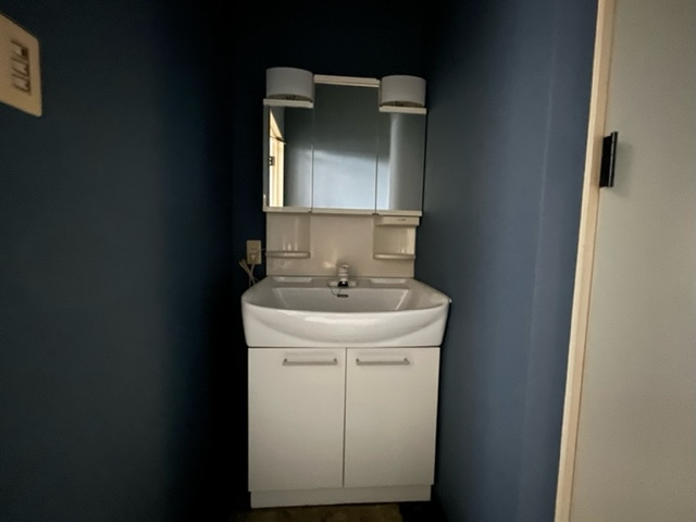 泉池町　売事務所の独立洗面台