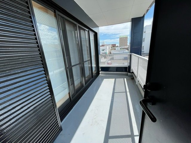 泉池町　売事務所のバルコニー