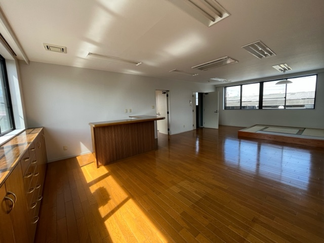 泉池町　売事務所の居間・リビング