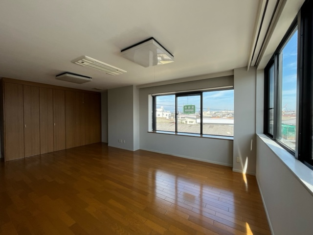 泉池町　売事務所の内装