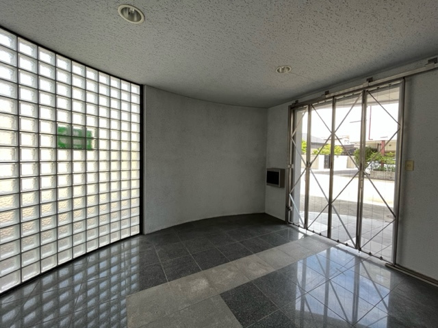 泉池町　売事務所のエントランス