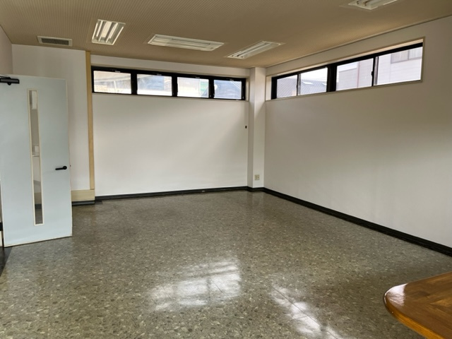 泉池町　売事務所の内装