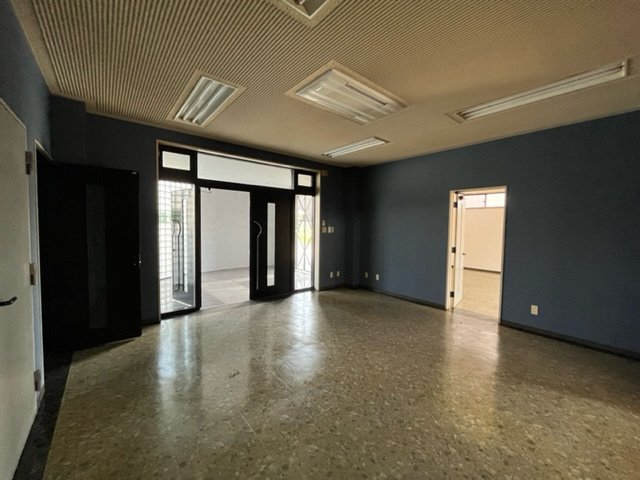 泉池町　売事務所の内装