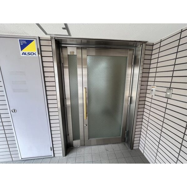 吹田市千里山西２丁目の店舗事務所のエントランス