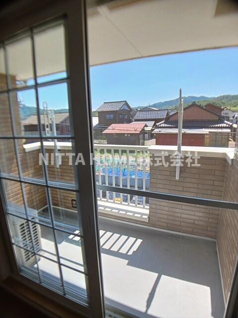 マーヴェラスＡのバルコニー|リビングについた日当たりの良いバルコニー＊