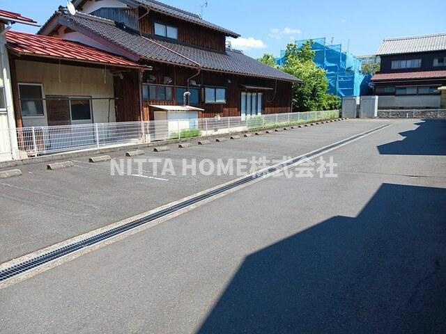 マーヴェラスＡの駐車場|敷地内駐車場がついています＊