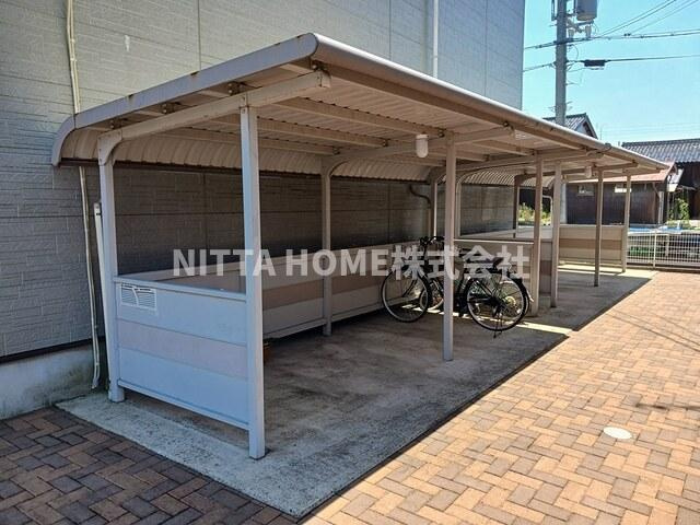 マーヴェラスＡのその他共用部分|屋根付きの駐輪場は無料です★