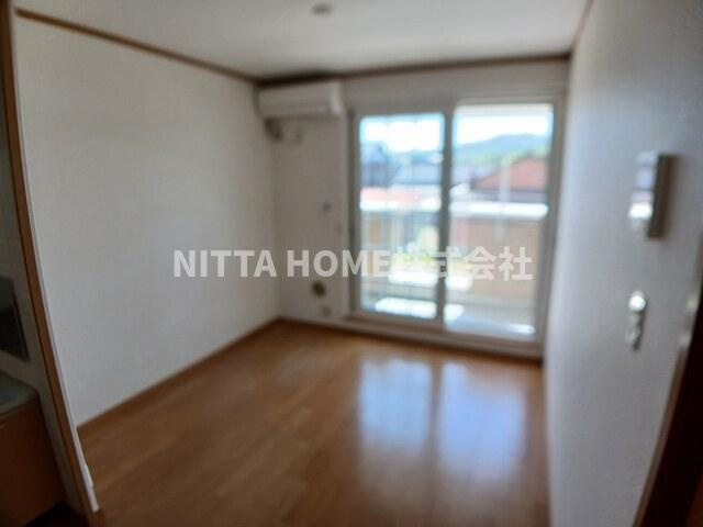 マーヴェラスＡの居間・リビング|８．９帖のダイニングルームに日当たりの良いバルコニー付き★