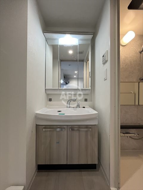 プレサンスＯＳＡＫＡ東成中本ハーヴィルの独立洗面台|プレサンスＯＳＡＫＡ東成中本ハーヴィル　独立洗面台