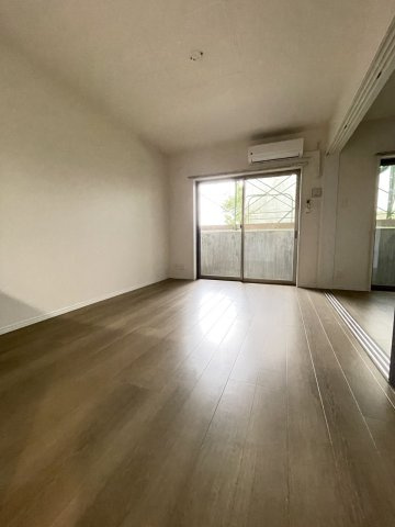 サンテラス・TUTOMIの居間・リビング|こちらのリビングで趣味の時間をお楽しみください