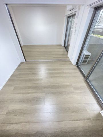 サンテラス・TUTOMIの居間・リビング|ゆったりとしたリビングです