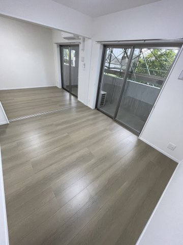 サンテラス・TUTOMIの居間・リビング|ゆったり過ごせるリビングです