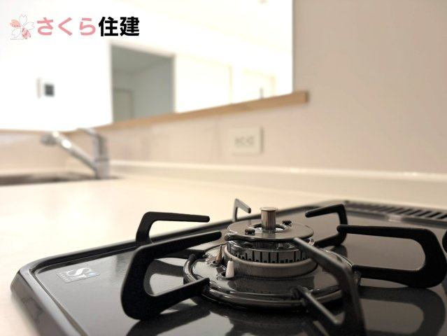 クレイドルガーデン　宇都宮市川田町第6　10号棟のキッチン|忙しい朝のキッチンも3口コンロで作業効率UPします。ワークトップにはコンセント設置！！
