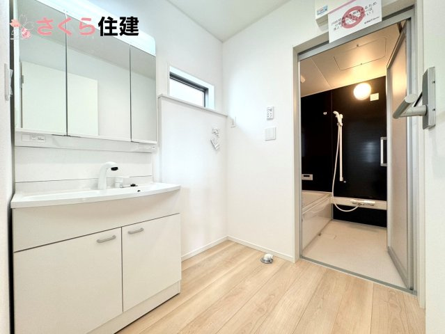 クレイドルガーデン　宇都宮市川田町第6　10号棟の独立洗面台|ゆとりある広さの洗面所。両サイド収納の洗面台で、二人ならんで同時の身支度もスムーズです