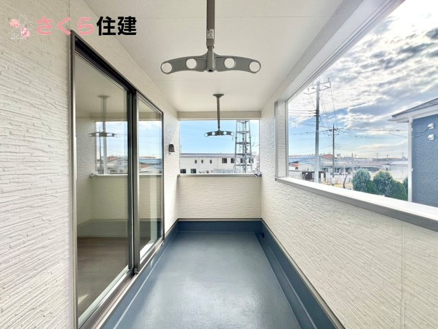 クレイドルガーデン　宇都宮市川田町第6　10号棟のバルコニー|急な雨でも安心なインナーバルコニー♪家族全員分の布団もゆったり並べられるます♪
