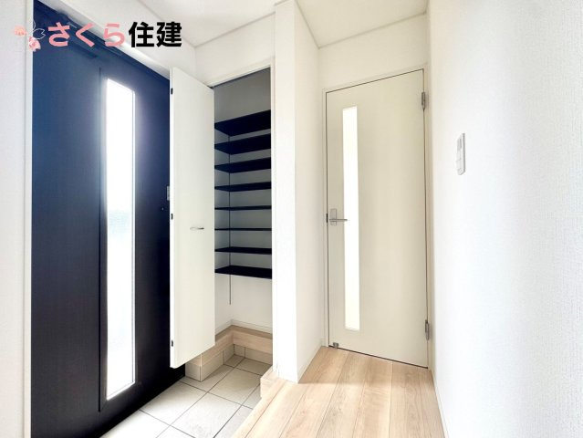 クレイドルガーデン　宇都宮市川田町第6　10号棟の玄関|人を迎え入れる最初の場所は清潔感がある空間にして、帰った時も『我が家』を最初に感じて貰える素敵な空間