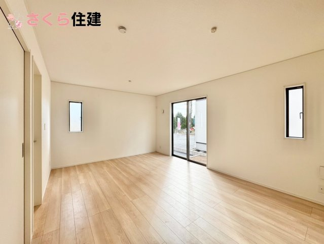 クレイドルガーデン　宇都宮市川田町第6　10号棟の居間・リビング|16帖LDKはキッチンで家事をしながらでもお子様に一対一で向き合える時間が作れます！！