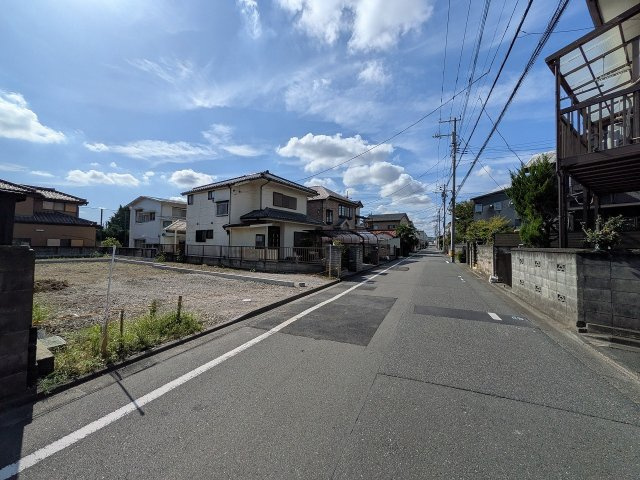 八王子市　長房町　建築条件付き売地の前面道路含む現地写真|～北西側6ｍ道路につき駐車もしやすいです～