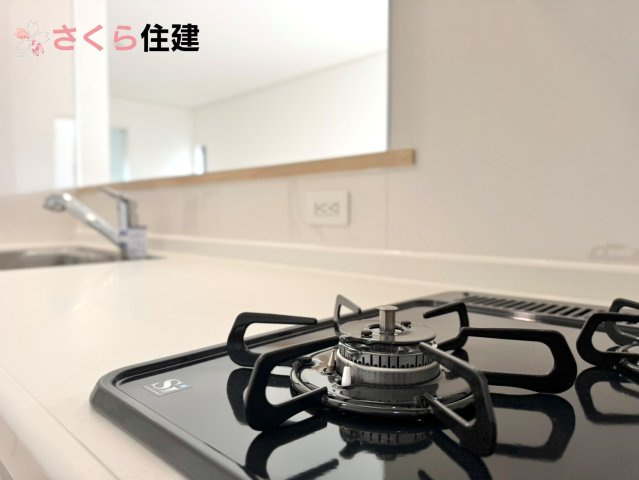クレイドルガーデン　宇都宮市川田町第6　11号棟のキッチン|忙しい朝のキッチンも3口コンロで作業効率UPします。ワークトップにはコンセント設置！！