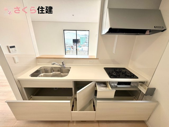 クレイドルガーデン　宇都宮市川田町第6　11号棟のキッチン|キッチン下収納は奥まで引き出せるので、大きく屈まなくても楽に必要なものがパッと取り出せます！	