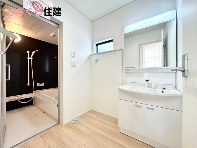 クレイドルガーデン　宇都宮市川田町第6　11号棟の独立洗面台|ゆとりある広さの洗面所。両サイド収納の洗面台で、二人ならんで同時の身支度もスムーズです